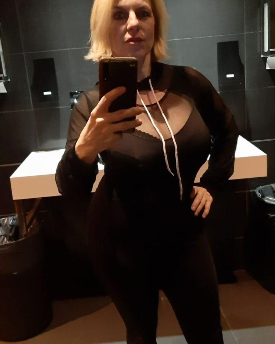 13P Une amatrice blonde glamour taquine avec ses gros seins et montre son gros cul