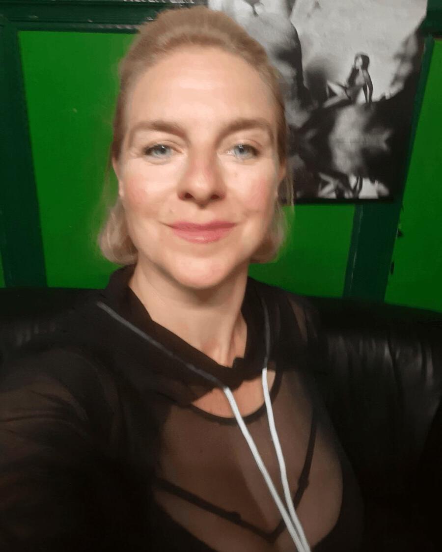 13P Une amatrice blonde glamour taquine avec ses gros seins et montre son gros cul