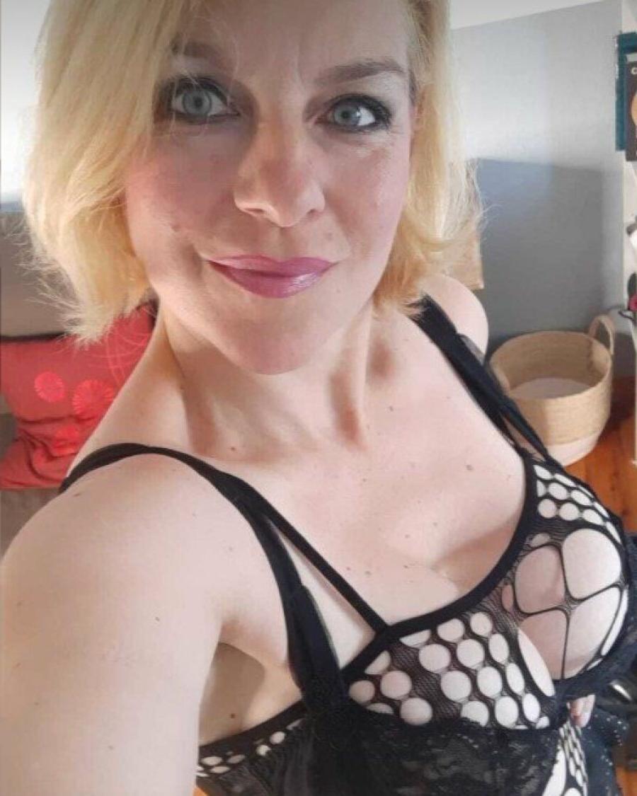 13P Une amatrice blonde glamour taquine avec ses gros seins et montre son gros cul
