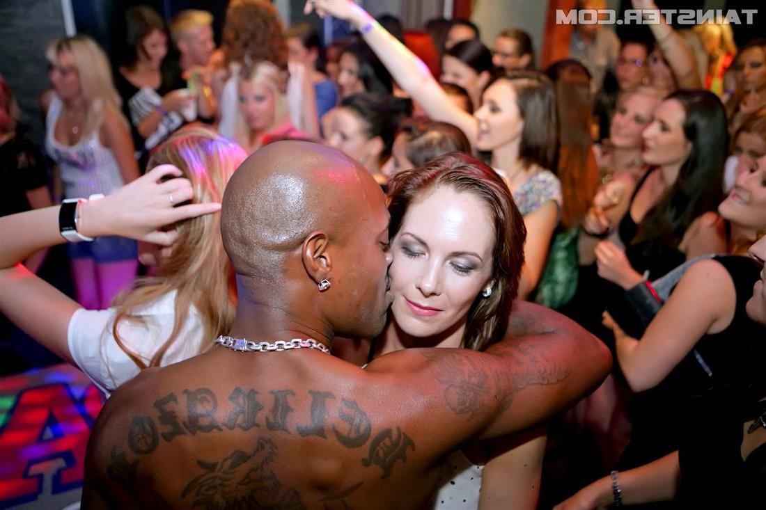 15P Garotas festeiras ficam selvagens e loucas umas com as outras antes de chupar dançarinos