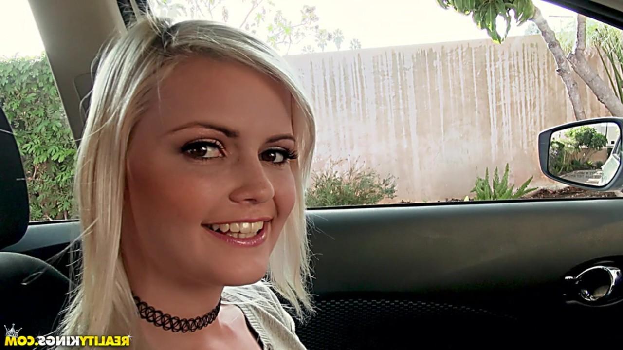 20P A adolescente loira Madison Hart seduz um estranho, chupa o pau dele e é fodida