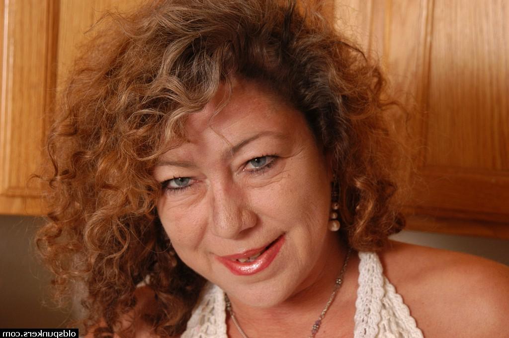 16P A vovó loira Ivy fica nua na cozinha para dedilhar a buceta raspada