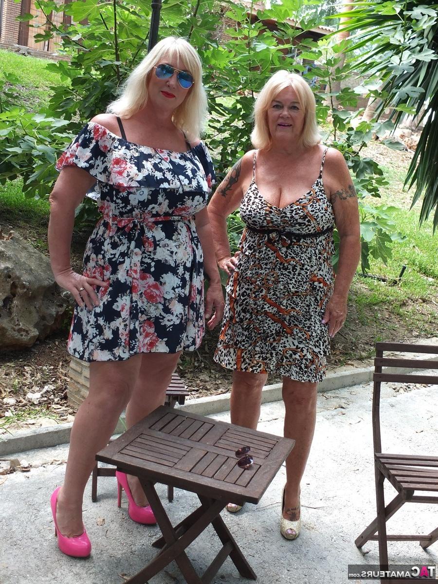 16P Melody, une grosse blonde plus âgée, joue avec les seins de son amante lesbienne sur une terrasse.