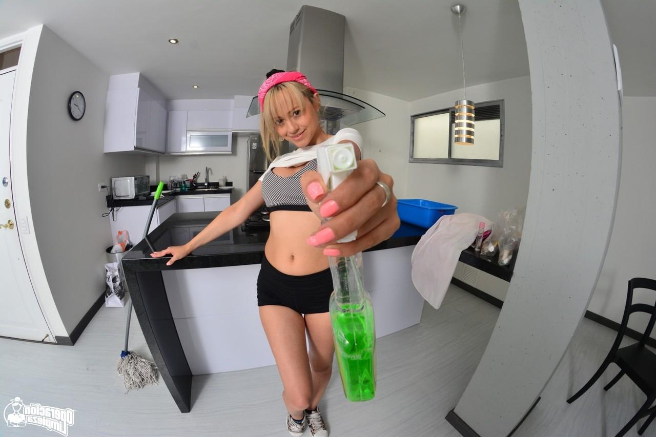 18P Karla Rivera, une femme de ménage blonde impertinente, se fait défoncer la chatte par la BBC sur le sol de la cuisine.