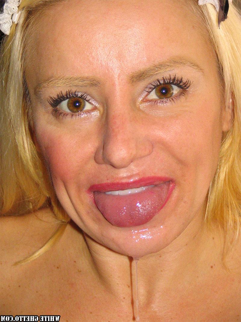 17P Blonde Tussi mit falschen Titten drückt nach dem Bumsen Sperma aus ihrem Mund