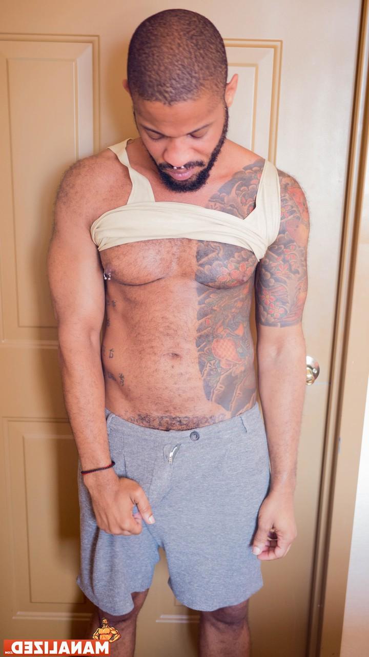 20P Der schwarze, schwule Perverse Anthony Gray streichelt seine BBC und zeigt ihren großen Arsch
