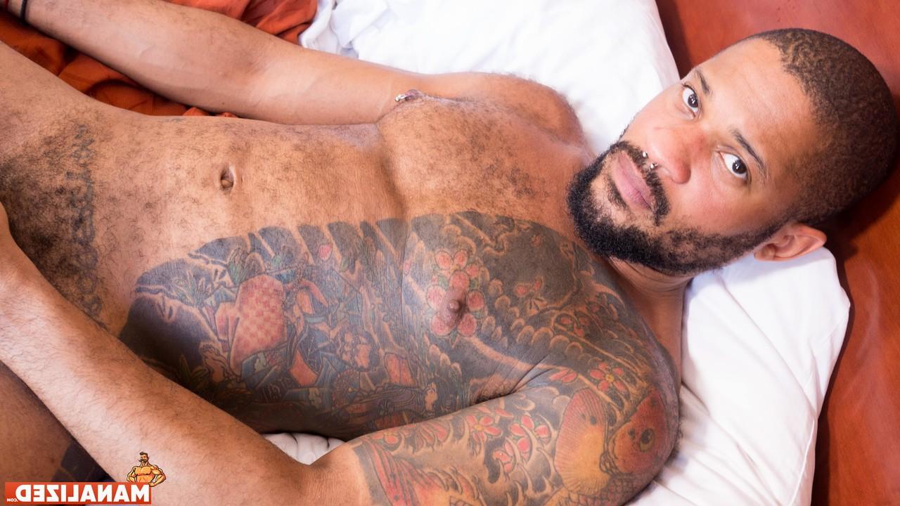 20P Der schwarze, schwule Perverse Anthony Gray streichelt seine BBC und zeigt ihren großen Arsch