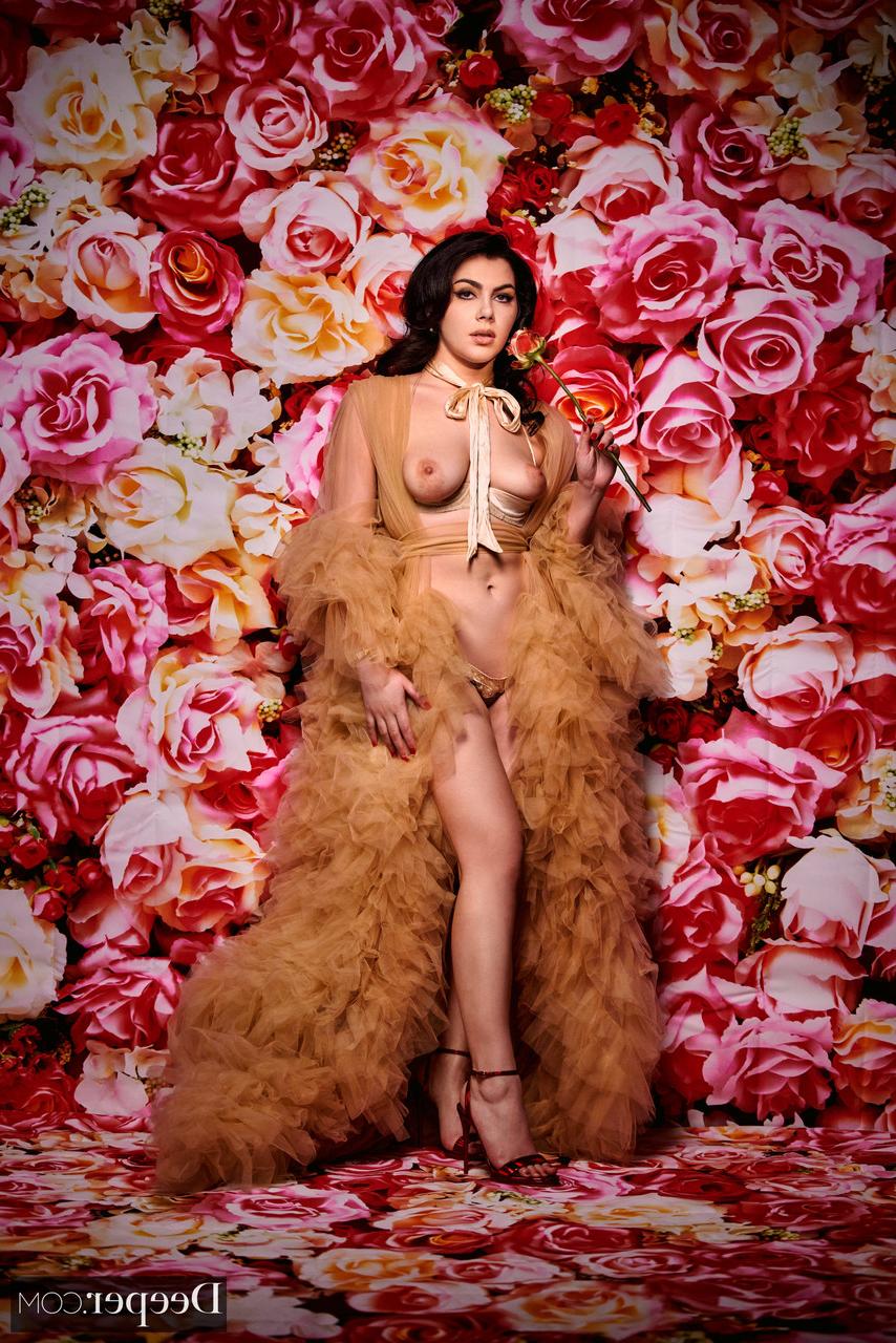 20P A morena pornstar italiana Valentina Nappi fica enegrecida em um trio IR