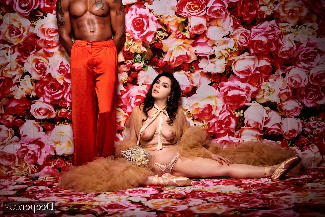 20P A morena pornstar italiana Valentina Nappi fica enegrecida em um trio IR