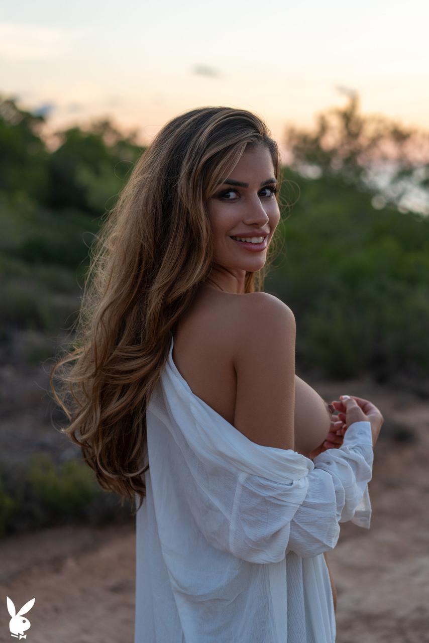 20P La jeune Laura Schultz montre ses magnifiques seins de jeune en plein air.