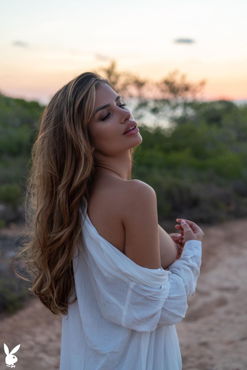 20P La jeune Laura Schultz montre ses magnifiques seins de jeune en plein air.