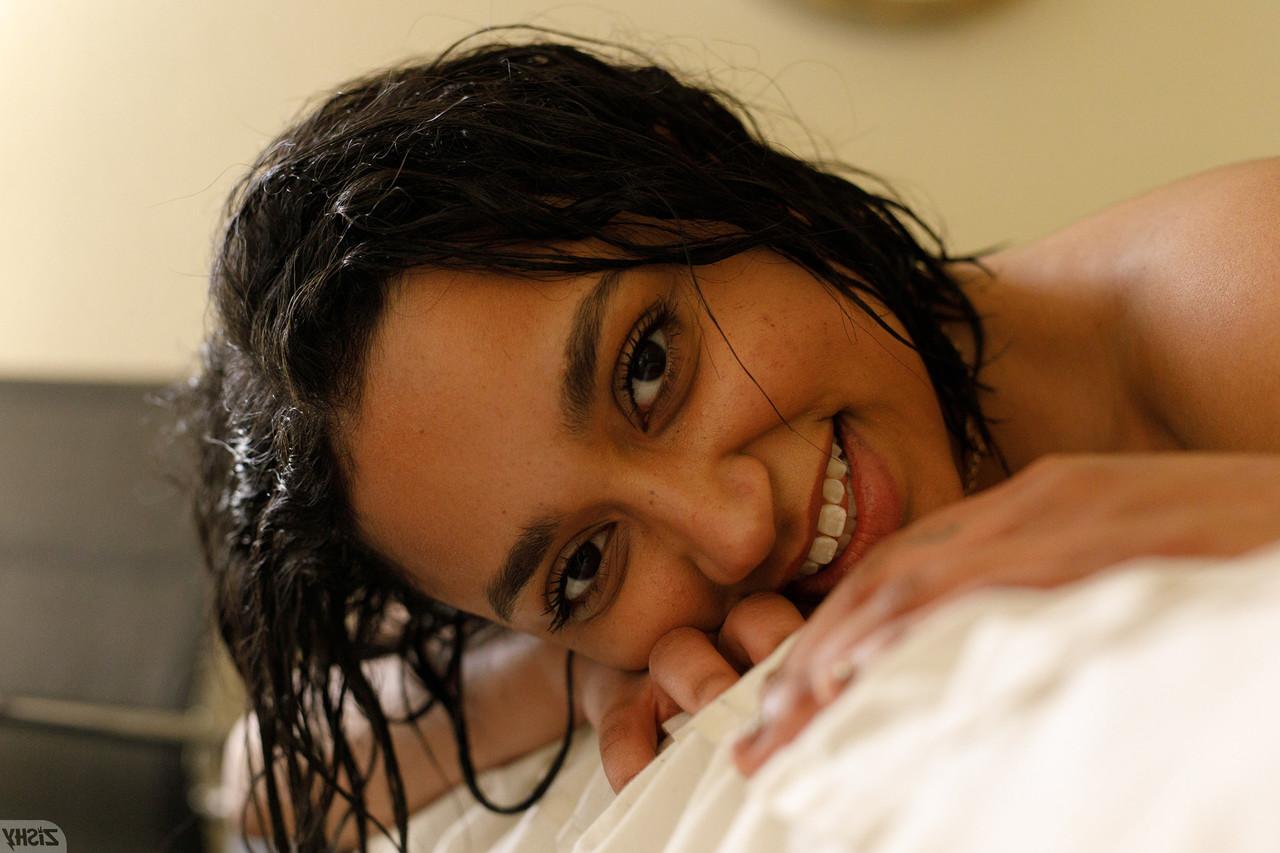 12P L'étourdissante ébène Wynona Gibbs masse ses seins juteux et montre sa chatte poilue.