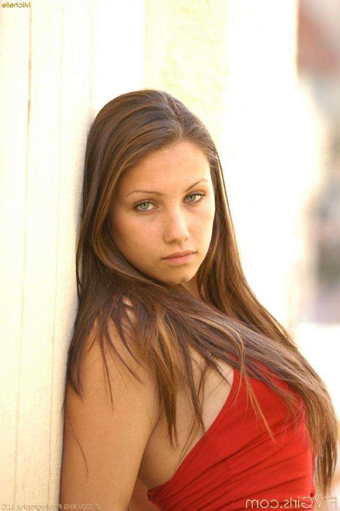 20P Pretty babe Michelle slips out her puffy nipple and shows her ass in the car