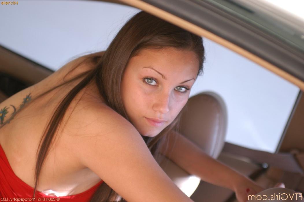 20P Pretty babe Michelle slips out her puffy nipple and shows her ass in the car