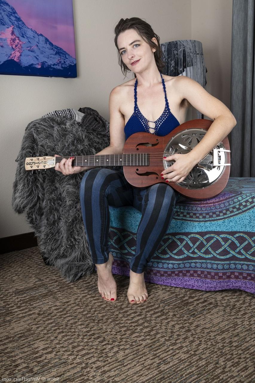 20P Amateur guitar player Snow undresses and fingers her hairy pussy in a solo