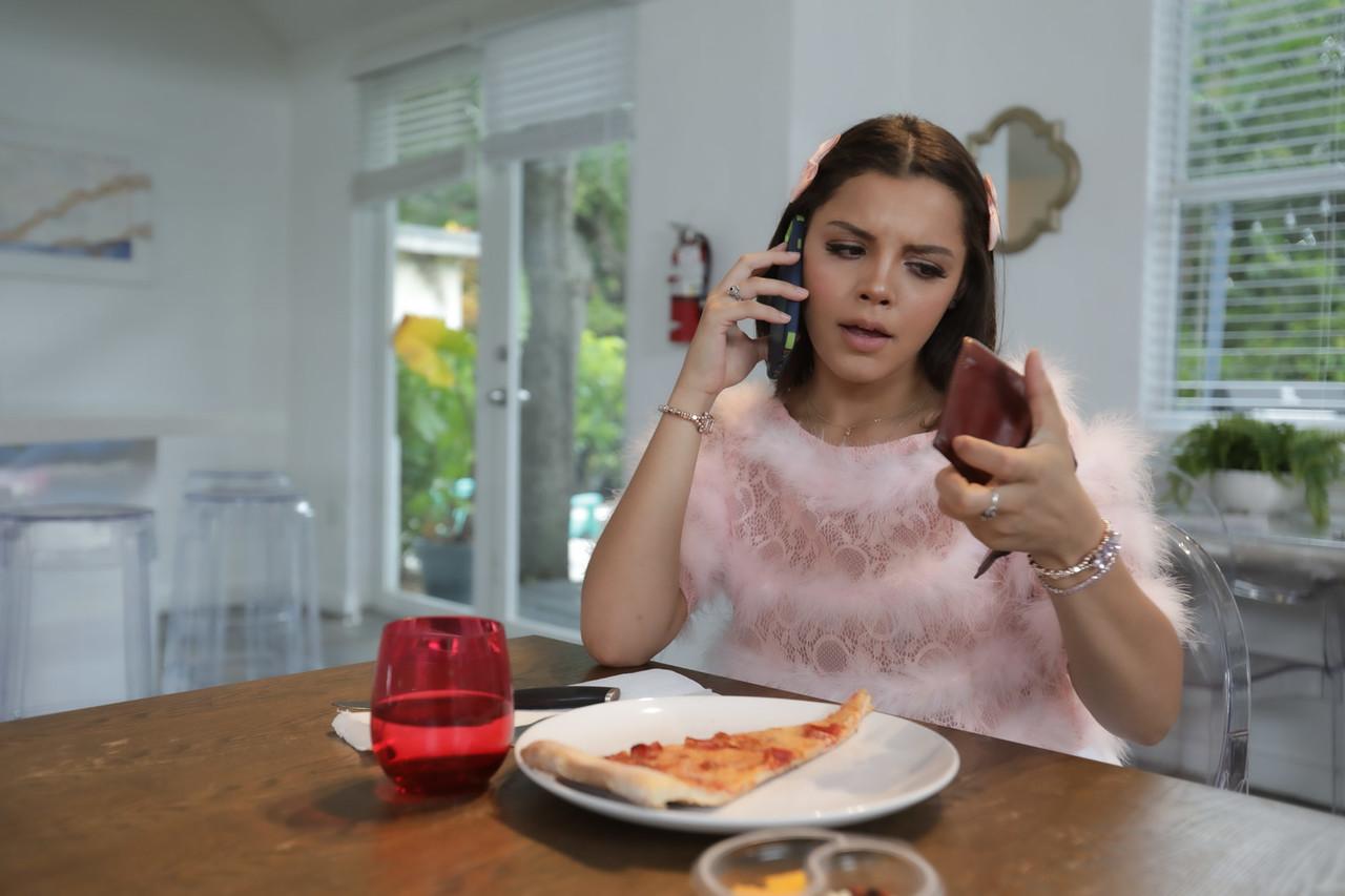 20P Die zierliche Teenagerin Ella Cruz streichelt ihre tollen Titten, während sie auf einem Bett geknallt wird