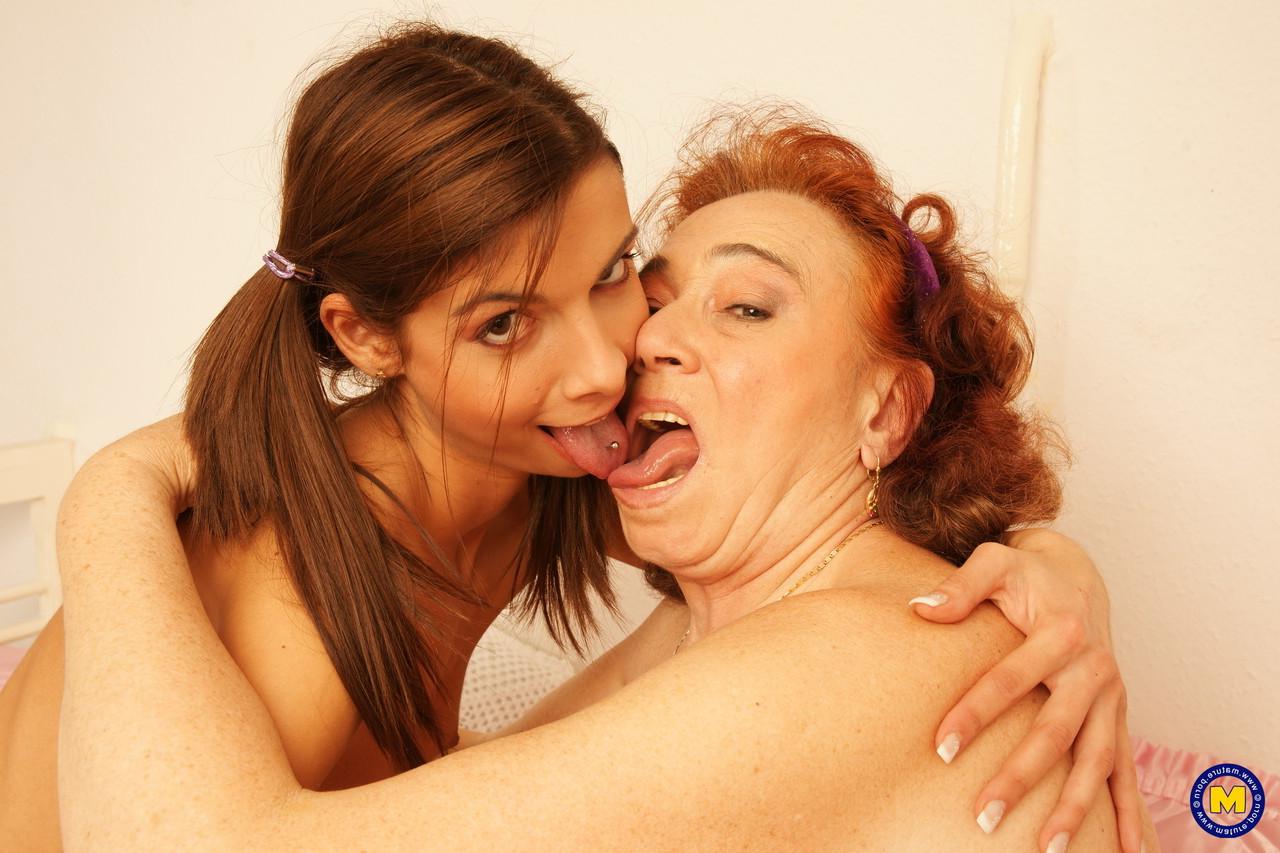 20P Petrina, petite adolescente lesbienne, lèche la chatte poilue d'une grand-mère potelée.
