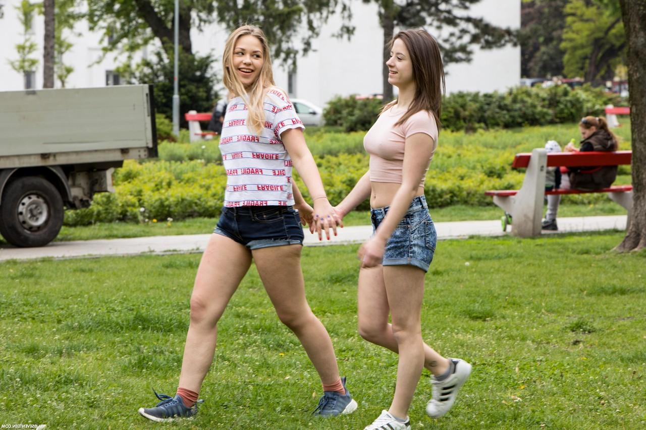 20P Lésbicas amadoras Selvaggia e Gabriella Lati brincam entre si e fazem tesouras