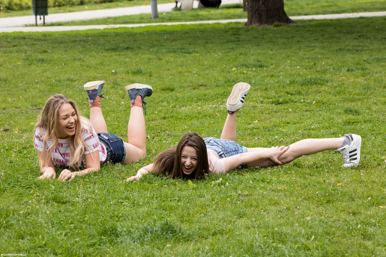 20P Lésbicas amadoras Selvaggia e Gabriella Lati brincam entre si e fazem tesouras