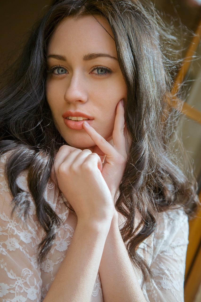 20P Das süße Babe Zsanett Tormay zeigt ihre leckere Muschi und ihren großen Arsch auf ihrem Bett