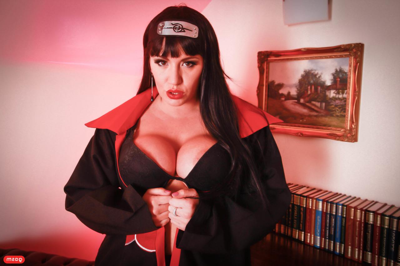 15P La sexy estrella porno morena Yuffie Yulan posa en un sexy cosplay de Naruto