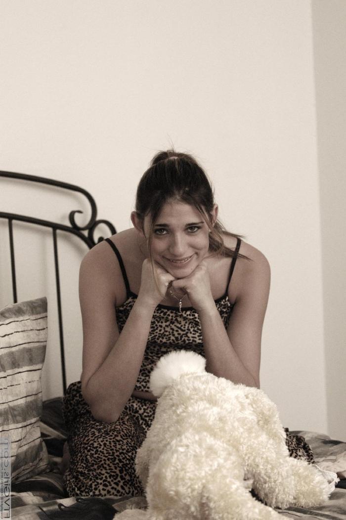 20P Rachel amadora excitada espalha sua buceta gostosa de perto e brinca com um vibrador