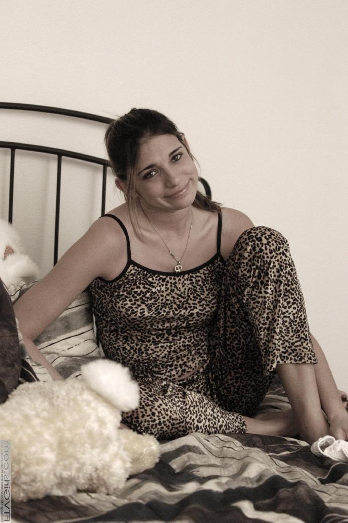 20P Rachel amadora excitada espalha sua buceta gostosa de perto e brinca com um vibrador