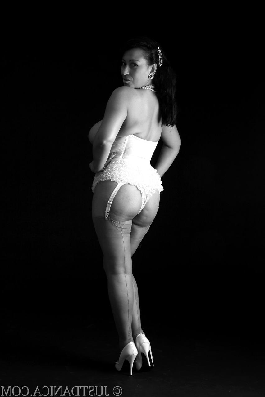 20P Cougar glamour aux gros seins, Danica Collins, pose dans son corset et ses bas.
