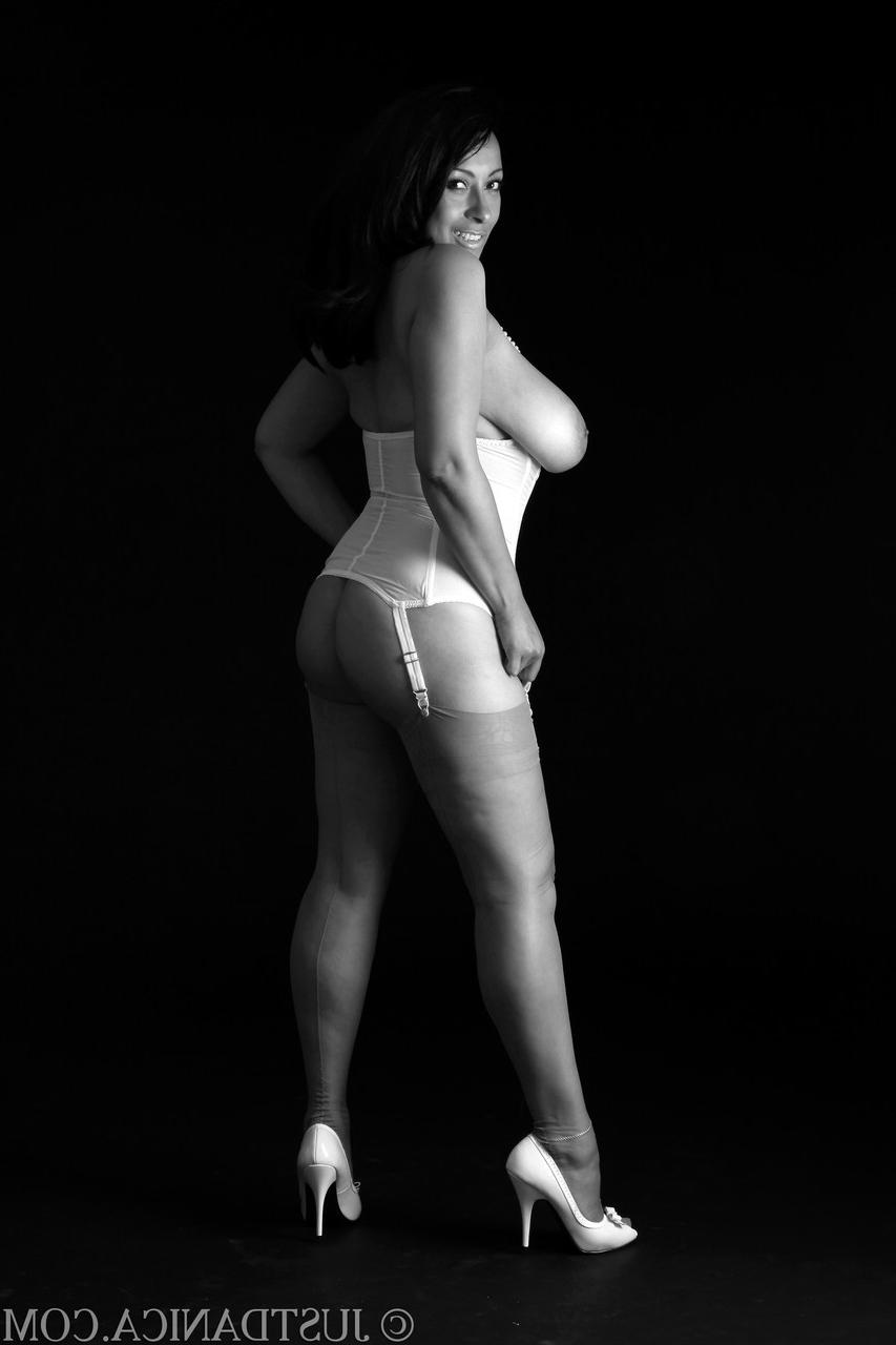 20P Cougar glamour aux gros seins, Danica Collins, pose dans son corset et ses bas.