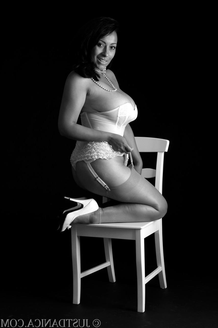 20P Cougar glamour aux gros seins, Danica Collins, pose dans son corset et ses bas.