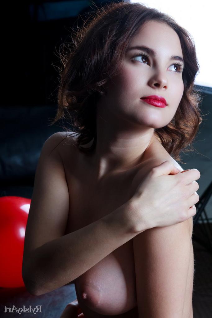 16P La belle jeune brune Diana Jam tient des ballons rouges tout en étant nue.