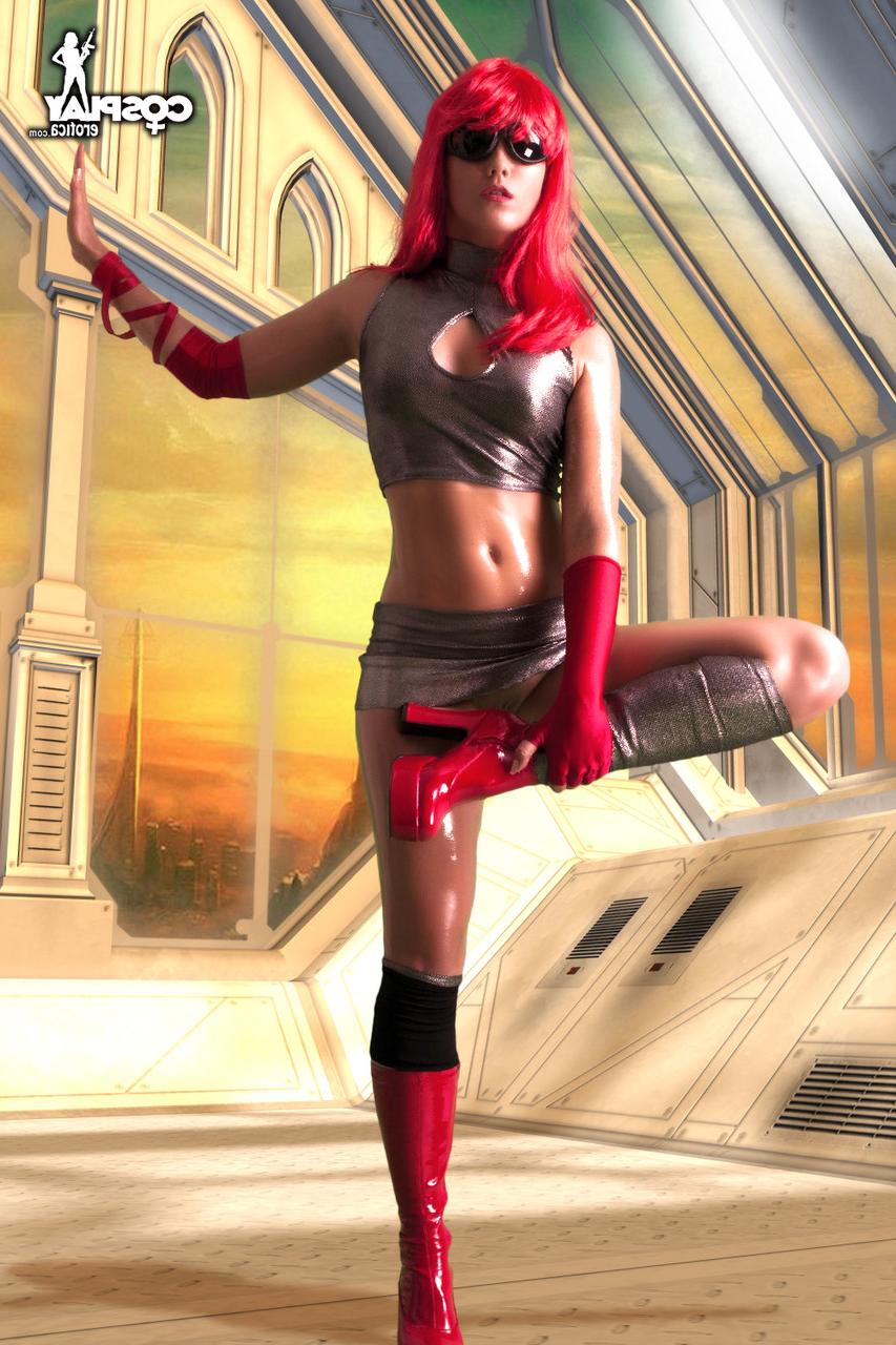 12P Cosplay-Enthusiastin befreit bei Solo-Action ihren harten Körper aus ihrem Outfit