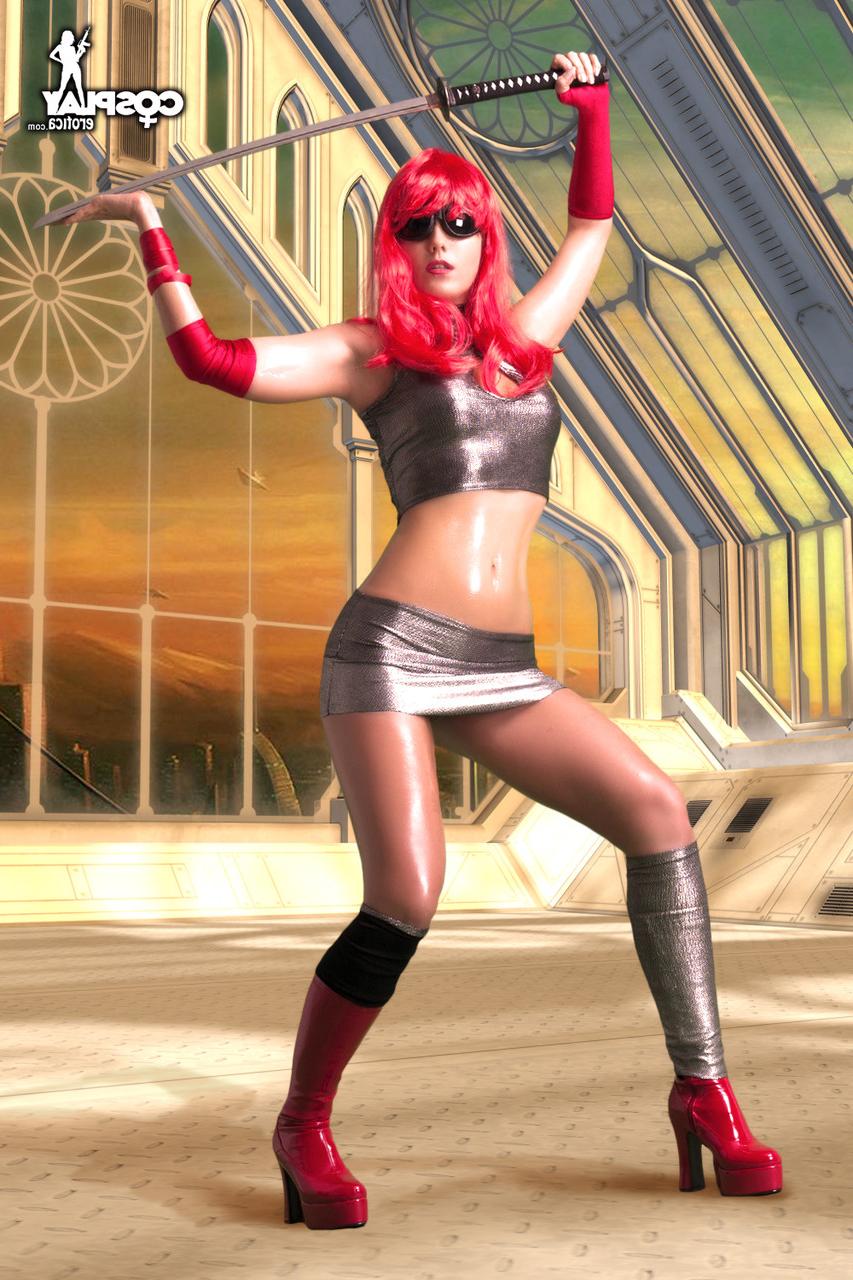 12P Cosplay-Enthusiastin befreit bei Solo-Action ihren harten Körper aus ihrem Outfit
