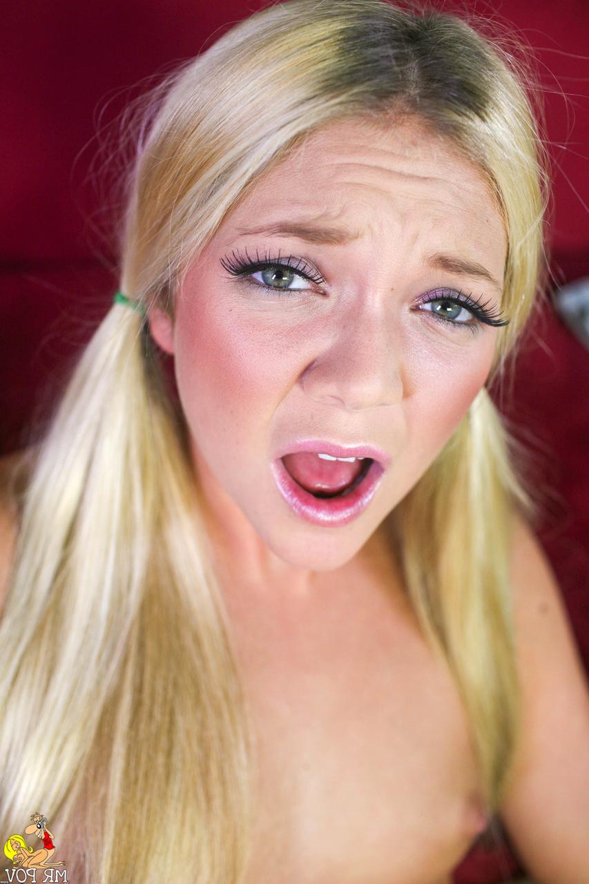 15P Chica rubia juega con sus coletas antes de desnudarse para tener sexo POV