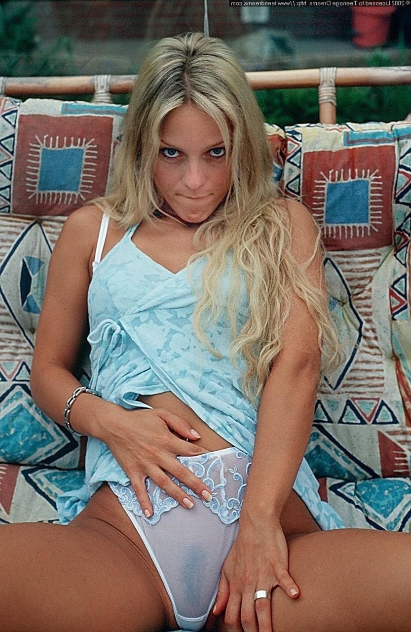 20P Sexy Teenie zeigt ihren großen Arsch und spielt mit ihrer beschnittenen rosa Muschi