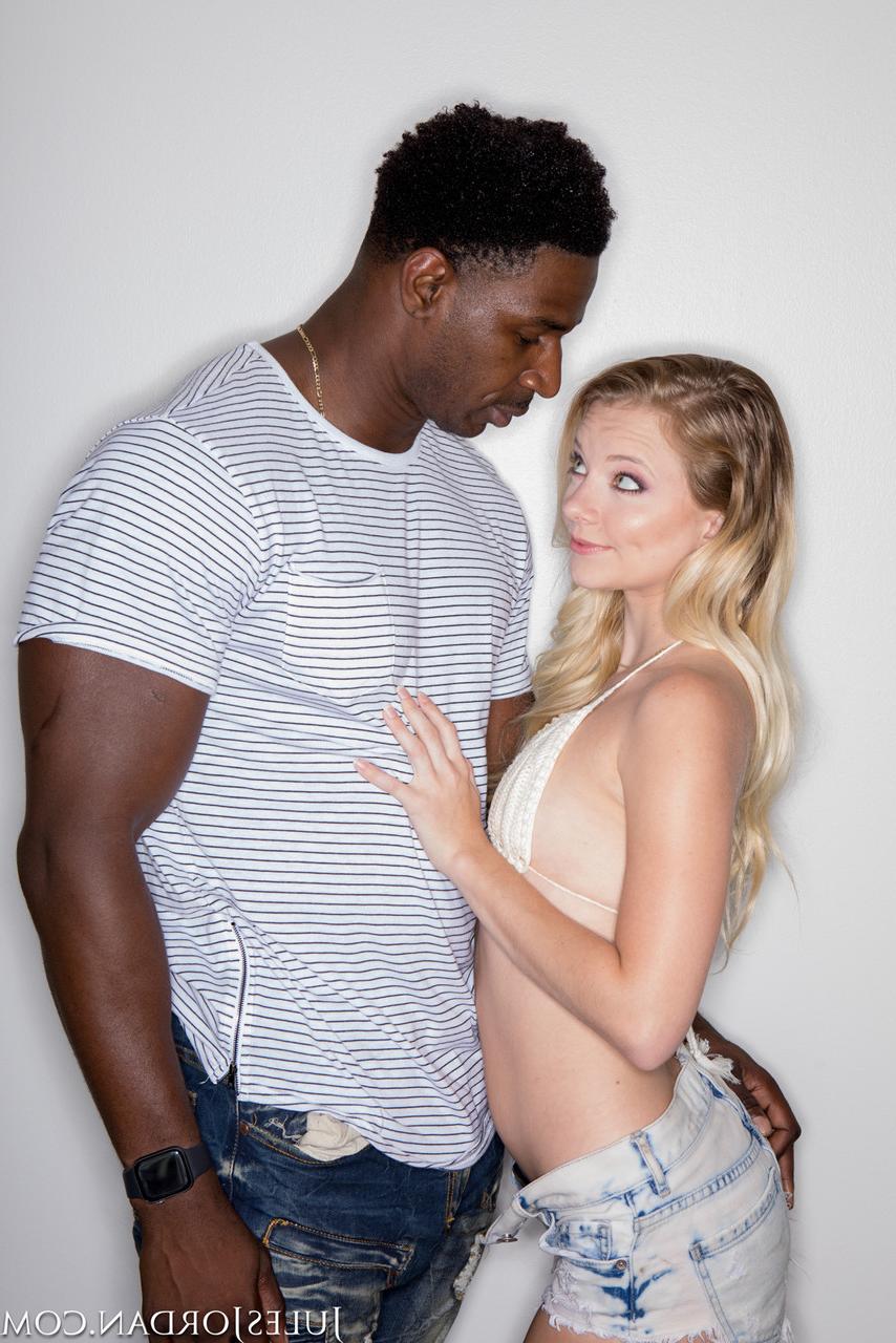 15P Die zierliche blonde Teenagerin Riley Star entblößt ihre flache Brust vor dem Sex mit einer BBC