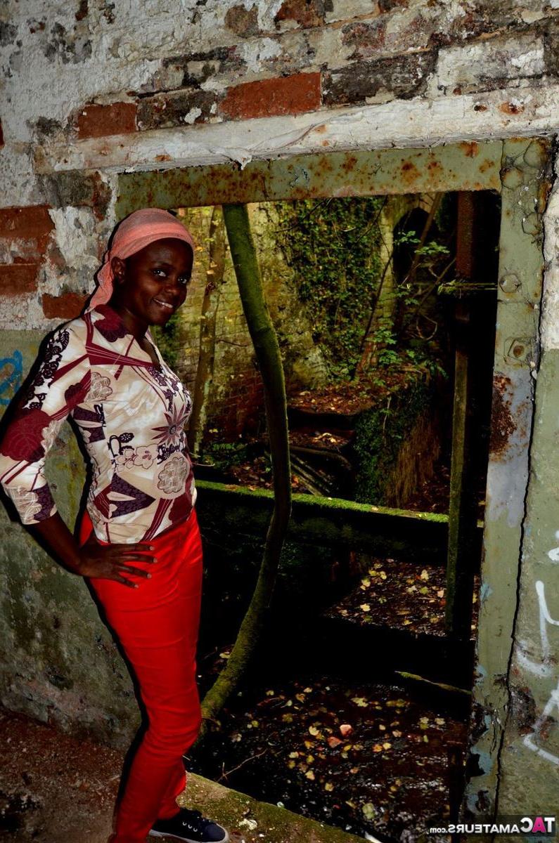 16P Amadora negra mostra seus peitos e bunda dentro de um prédio abandonado