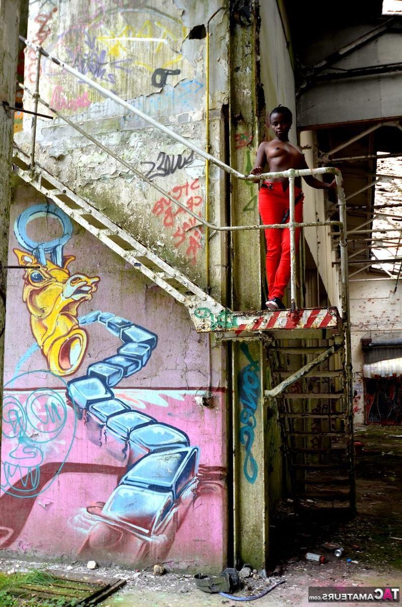 16P Amadora negra mostra seus peitos e bunda dentro de um prédio abandonado