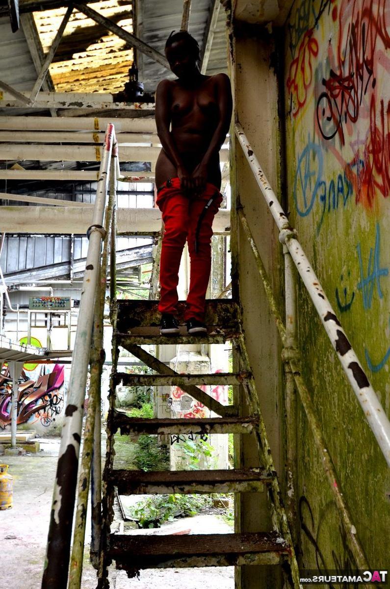 16P Amadora negra mostra seus peitos e bunda dentro de um prédio abandonado