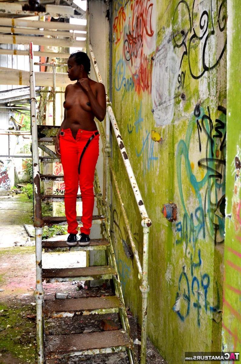 16P Amadora negra mostra seus peitos e bunda dentro de um prédio abandonado