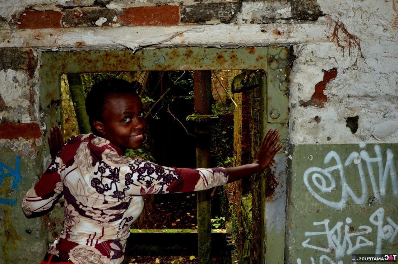 16P Amadora negra mostra seus peitos e bunda dentro de um prédio abandonado
