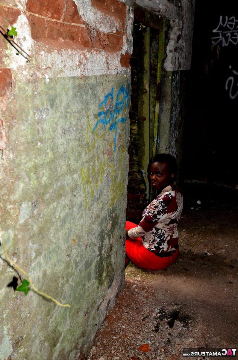 16P Amadora negra mostra seus peitos e bunda dentro de um prédio abandonado