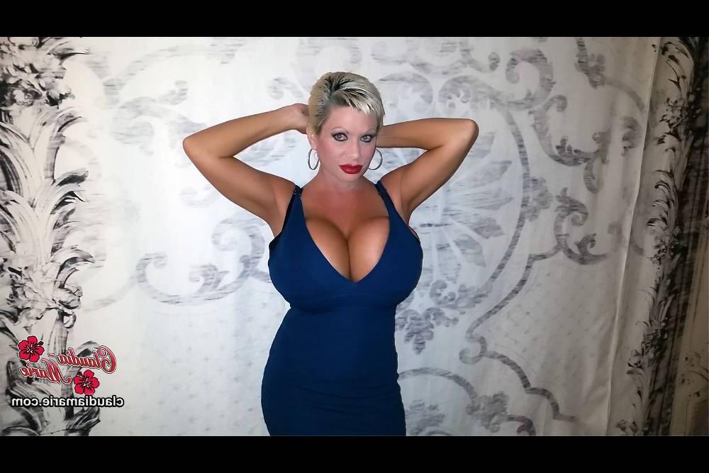 12P La rubia platino mayor claudia marie libera sus grandes tetas falsas