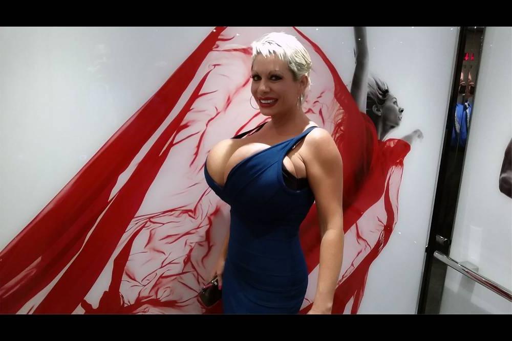 12P La rubia platino mayor claudia marie libera sus grandes tetas falsas