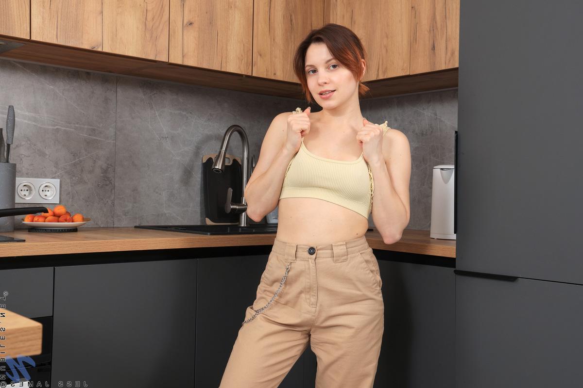 16P Uma jovem de cabelo curto Jess James masturba-se numa mesa de cozinha de meias