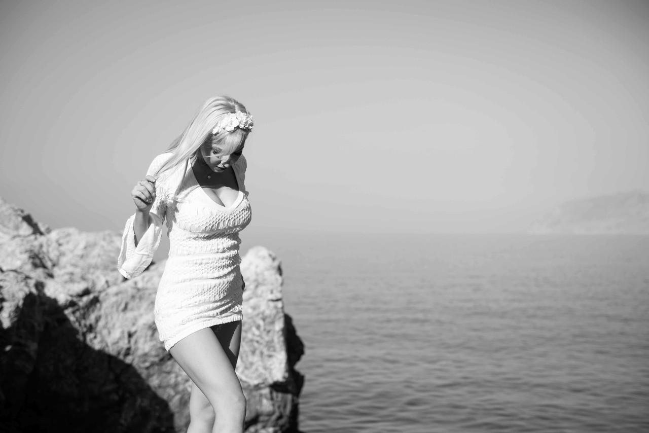 15P La chaude blonde MILF Nikki Joy enlève son maillot de bain et montre ses gros seins.