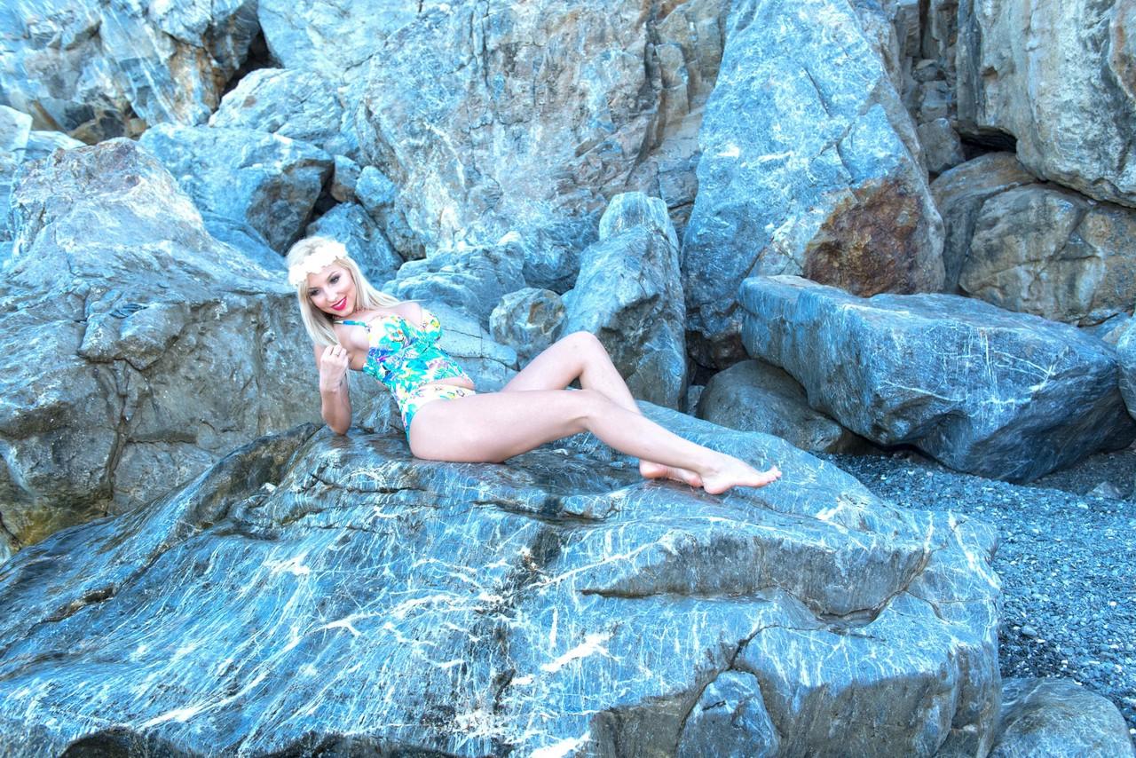 15P La chaude blonde MILF Nikki Joy enlève son maillot de bain et montre ses gros seins.