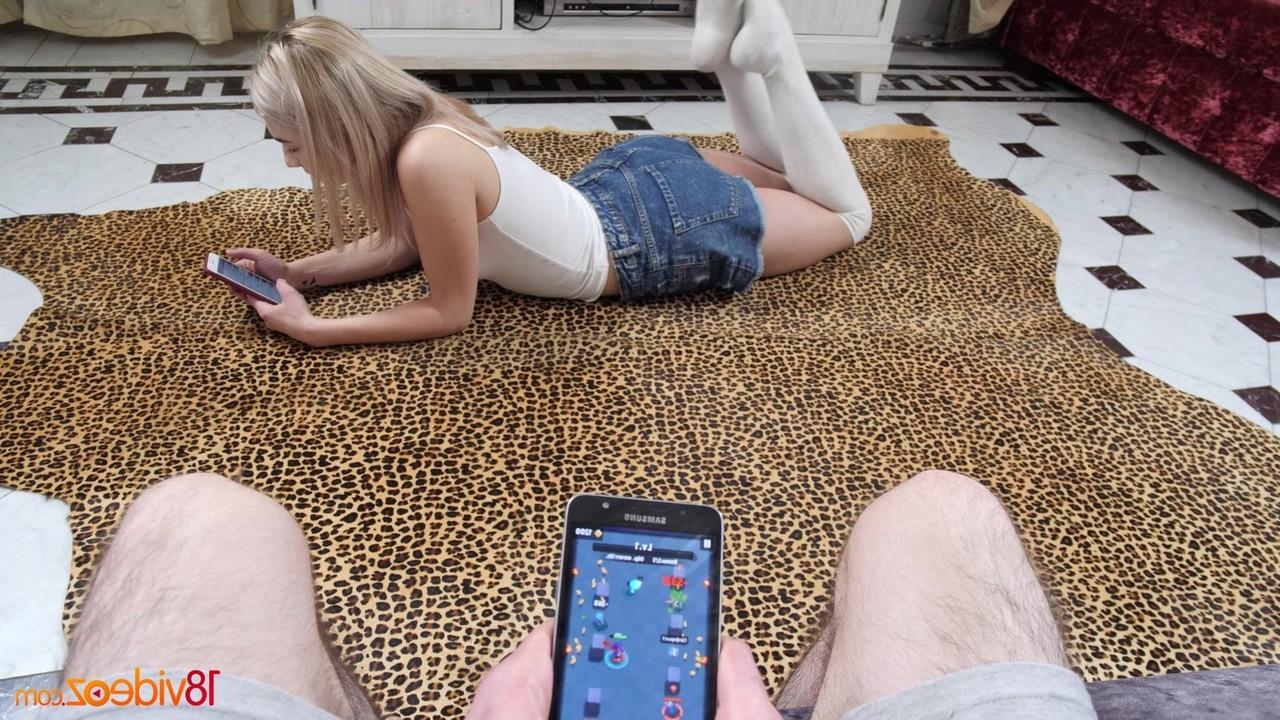 15P La joven rubia Anna Krowe tiene sexo con un chico con calcetines blancos hasta la rodilla