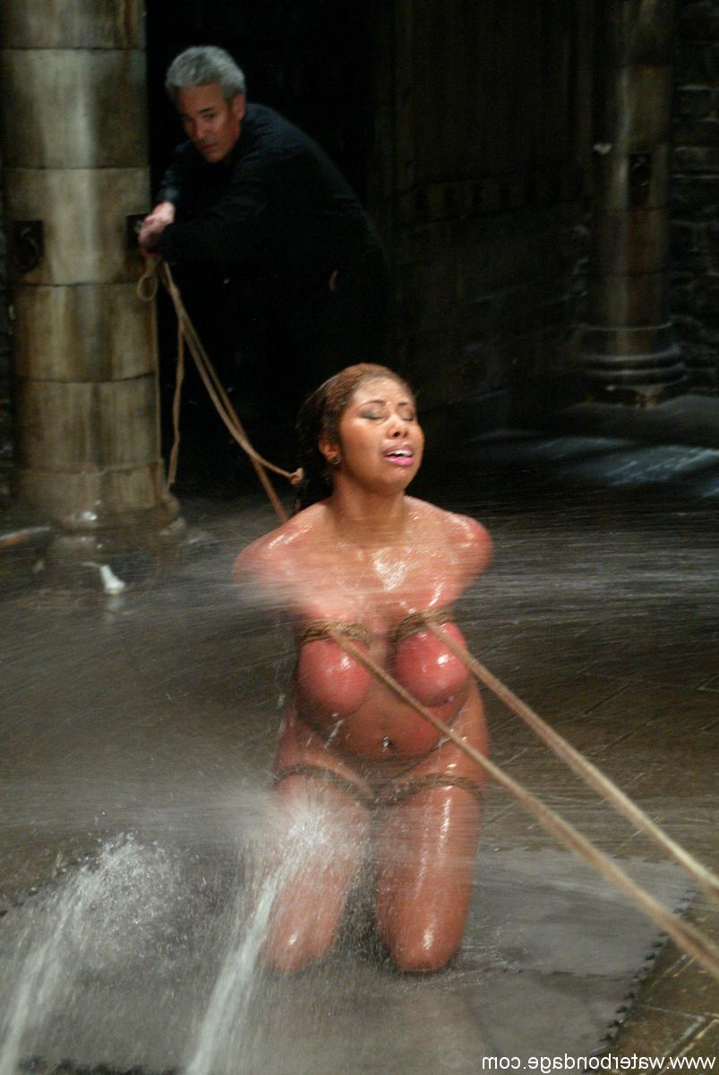 20P Candace Von, une MILF brune et ébène à gros seins, se fait ligoter et éclabousser d'eau.