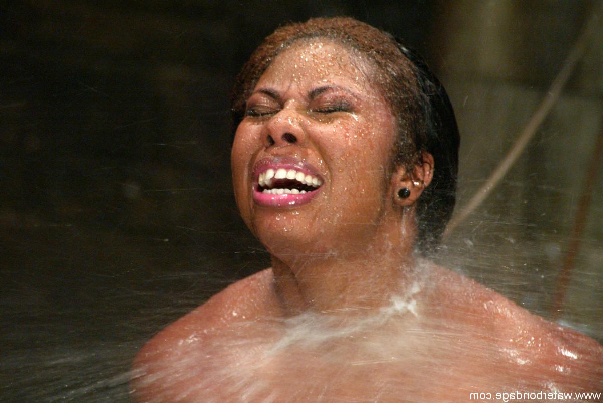 20P Candace Von, une MILF brune et ébène à gros seins, se fait ligoter et éclabousser d'eau.